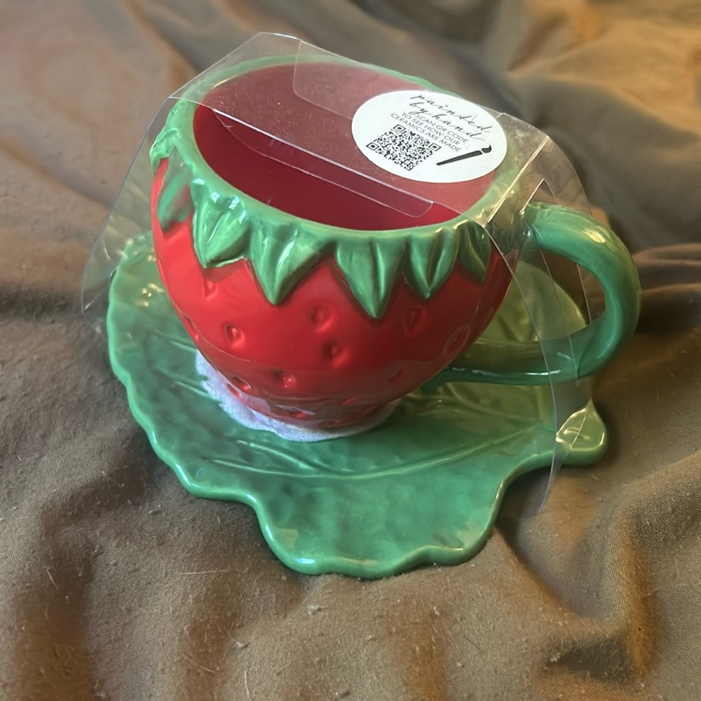 Strawberry Mug with Leaf plate